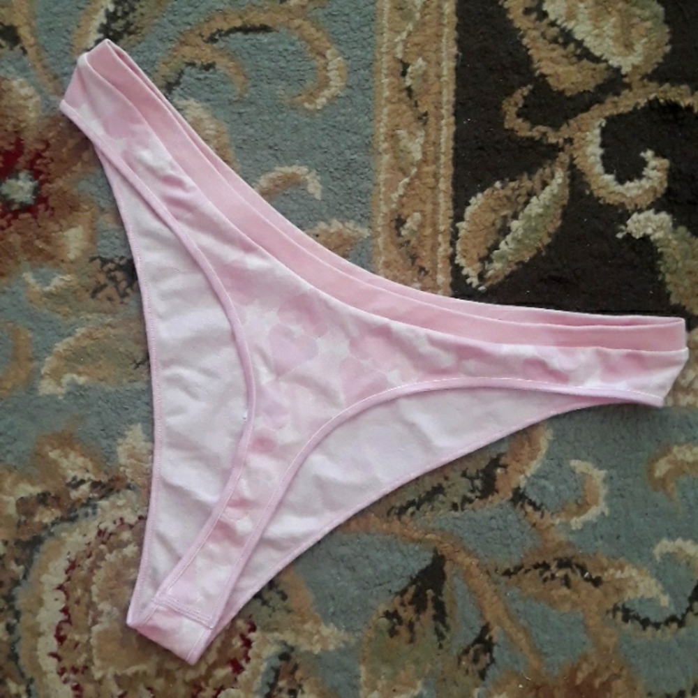 Pink VS thong - Picture 9 of 15